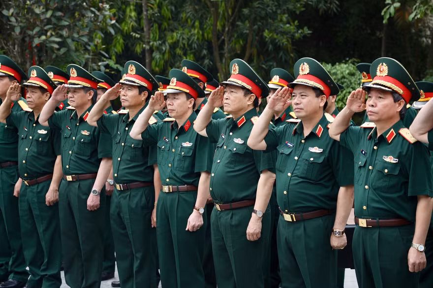 Đại tướng Ngô Xuân Lịch cùng các tướng lĩnh quân đội tưởng niệm các anh hùng liệt sĩ tại Bảo tàng Đường Hồ Chí Minh