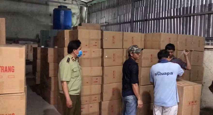 Lực lượng chức năng kiểm tra lô hàng.