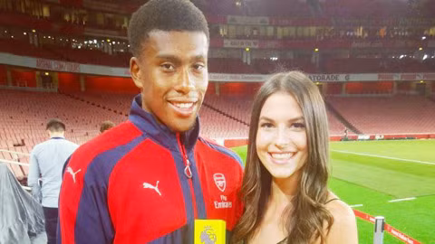 Nữ MC hứa mặc áo tắm siêu nhỏ nếu Arsenal… vô địch