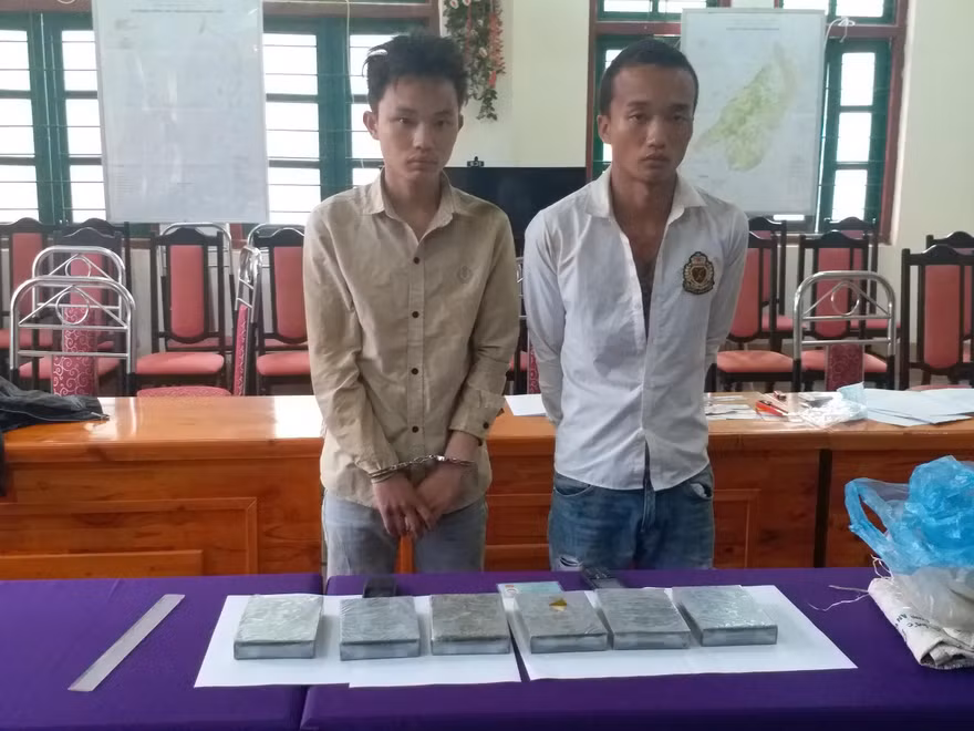 Hai đối tượng Giàng Seo Lìn (bên phải) và Giàng Seo Chư cùng tang vật vụ án