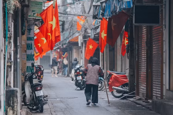 Khác với một Thủ đô nhộn nhịp tấp nập từ sáng đến tối, Hà Nội trong sáng mùng 1 Tết Mậu Tuất bình yên, thong thả.