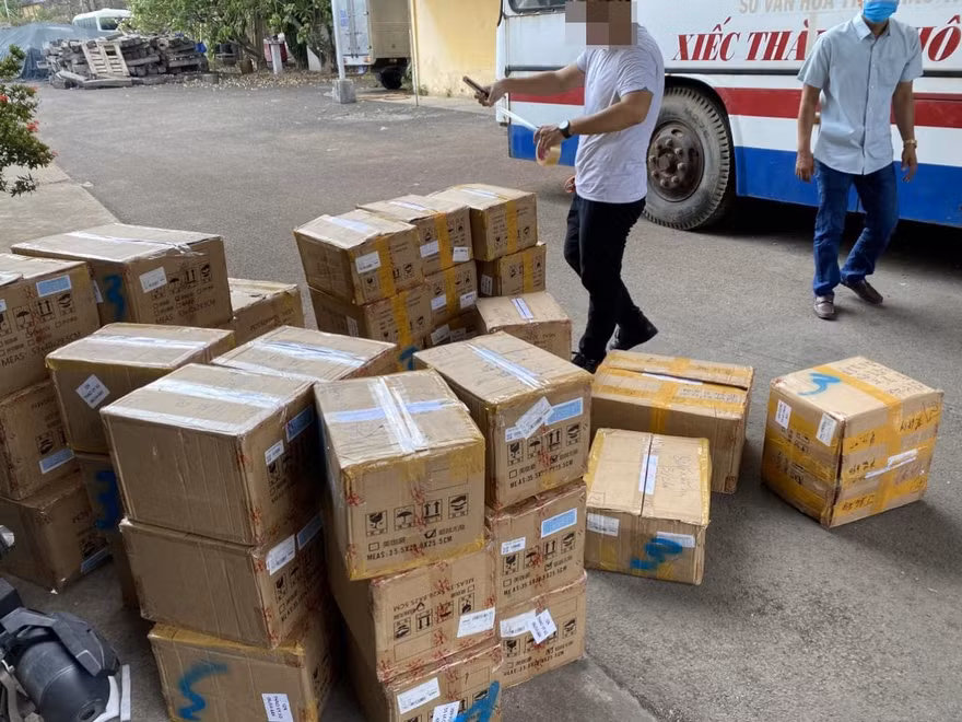Lực lượng chức năng kiểm tra lô hàng.