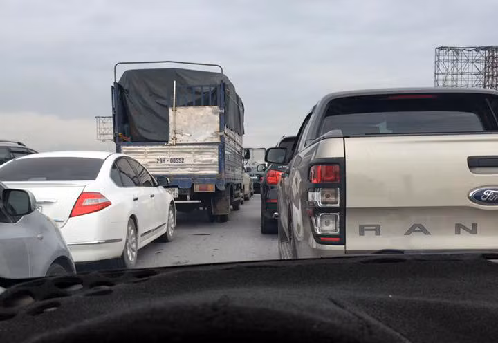 Xe đầu kéo gặp nạn, cao tốc Pháp Vân ùn tắc kinh hoàng