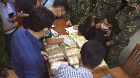 Nam thanh niên dùng xe máy chở cả bao tải ma túy đi giao