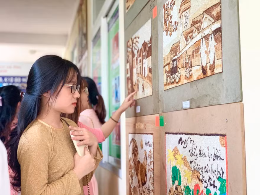 Triển lãm đấu giá tranh gạo gây quỹ giúp sinh viên khó khăn
