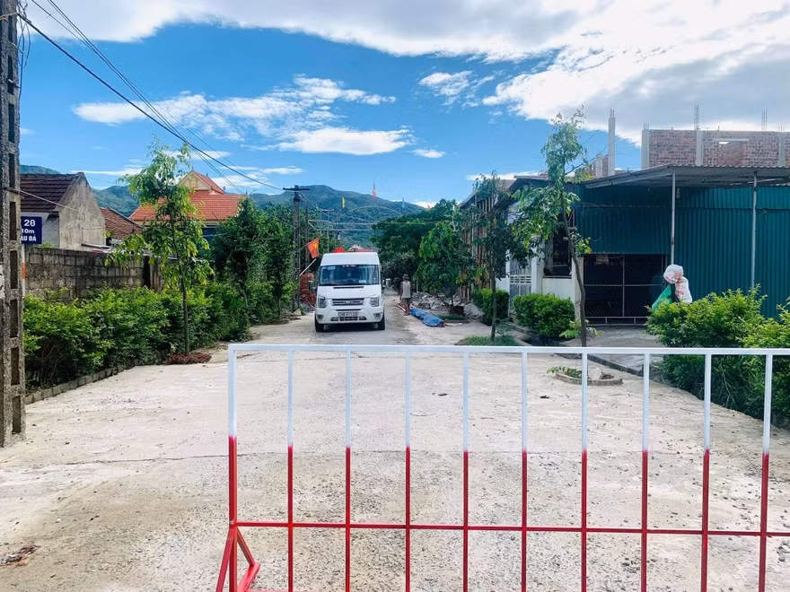 Phong tỏa hơn 300 hộ gồm hàng nghìn người dân vùng biển Hà Tĩnh sau hai ca mắc COVID-19