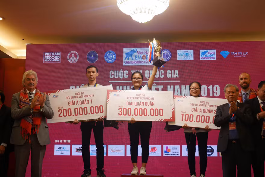 Hai chị em Thu Hiền (Á quân) và Phương Trinh (Quán quân) cuộc thi Siêu trí nhớ Việt Nam