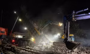Hàng trăm người xuyên đêm khôi phục đường sắt bị lũ cuốn ở Hà Nội
