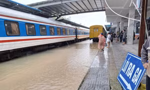 Đường sắt dừng loạt tàu khách, khẩn cấp giữ cầu Luật Lễ