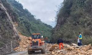 Lưu ý quan trọng với tài xế lái xe trên quốc lộ 6 bị sạt lở 