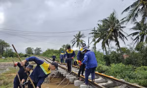 Hình ảnh tàu khách nằm chờ tại các ga dọc tuyến miền Trung - Khánh Hòa do mưa lũ. Ảnh: VNR.