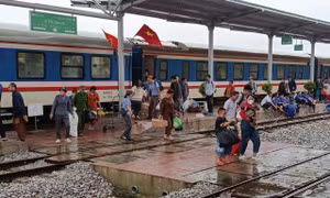 Đường sắt qua miền Trung tê liệt 