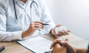 Kê đơn, gợi ý chuyển người bệnh tới cơ sở khác nhằm trục lợi: Phạt đến 10 triệu đồng, tước chứng chỉ hành nghề