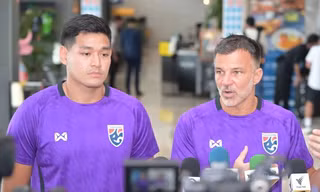 HLV Thái Lan nói gì về Việt Nam trước lúc lên đường dự FIFA ASEAN Cup?