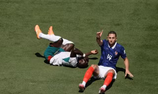 Mặt sân World Cup lại gây tranh cãi