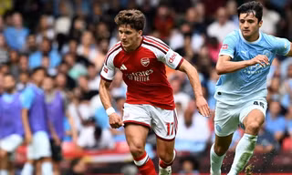 Tzolis san bằng kỷ lục của Beckham trong ngày Arsenal hạ Man City