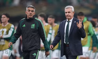 HLV Aguirre sau thất bại của Mexico: ‘Mọi chỉ trích, hãy nhằm vào một mình tôi’