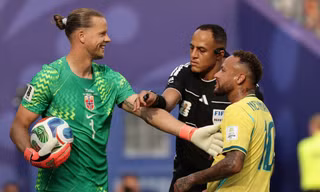 Hành trình khó tin từ tuyển thủ trượt tuyết đến người hùng cản bước Brazil của thủ môn tuyển Na Uy