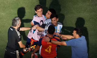 Ẩu đả sau trận chung kết biến Argentina thành kỷ lục gia thẻ đỏ trong lịch sử World Cup