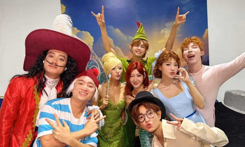 Mùa Halloween, giới trẻ mê hóa trang, check-in bí ngô khổng lồ