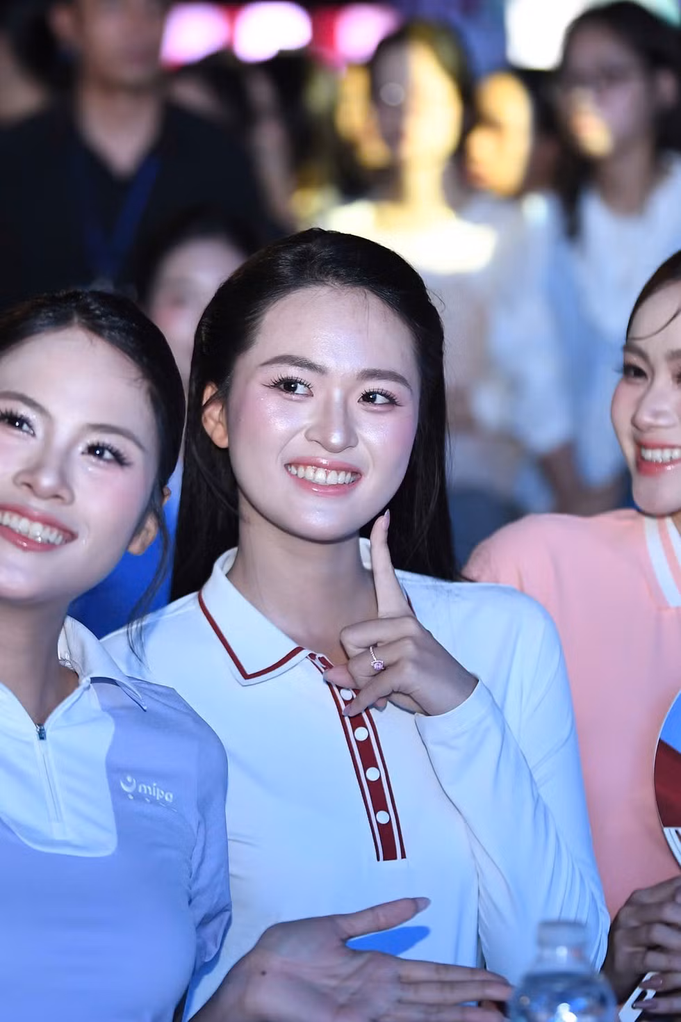 25 cô gái Hoa hậu Việt Nam hát, nhún nhảy ở 'Chạm Việt Nam 2'