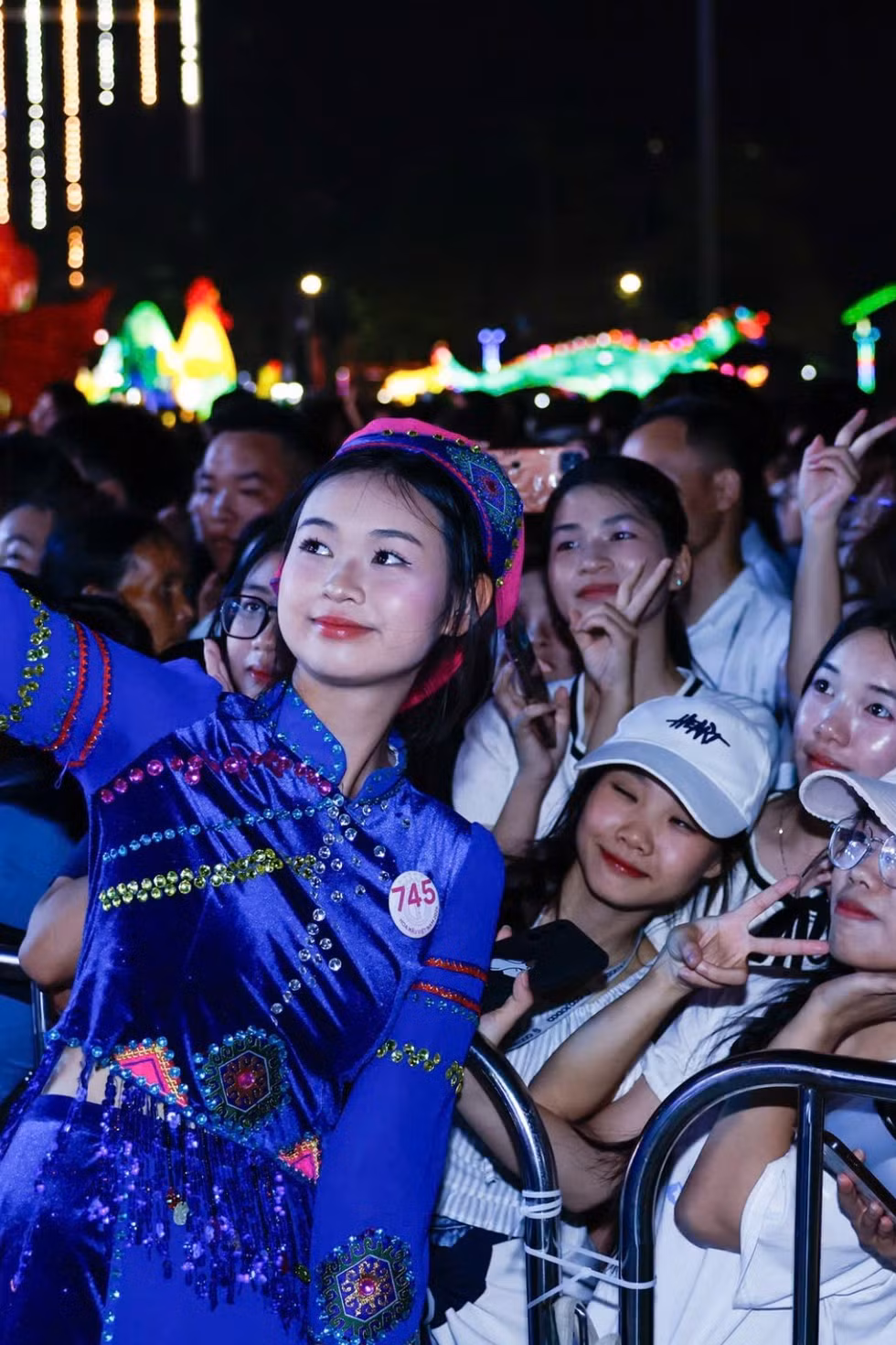 Các cô gái Hoa hậu Việt Nam giữa biển người ở lễ hội Thành Tuyên