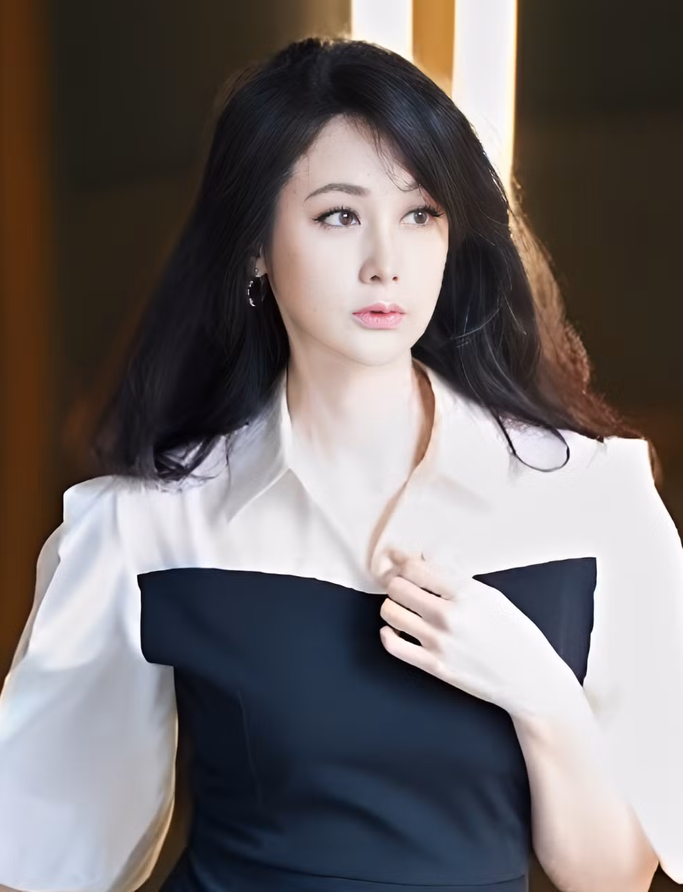 Siêu mẫu Hàn Quốc từng diễn cho Dior, Gucci đào tạo 53 thí sinh Hoa hậu Việt Nam