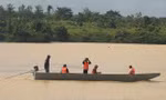Người cha ngồi bên bờ sông mong tin con gái học lớp 11 mất tích sau giờ tan học