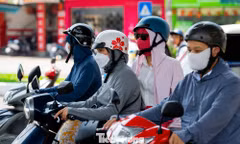 Người dân Hà Nội chống chọi nắng nóng hiếm gặp cuối tháng 9