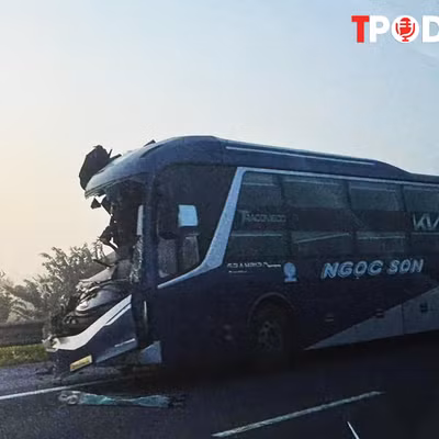 NÓNG 8/9: Ô tô khách không giữ khoảng cách tông vào đuôi xe đầu kéo, phụ xe tử vong