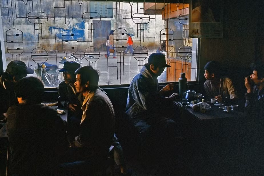 Trong chuyến du lịch Việt Nam năm 1989-1990, nhiếp ảnh gia Doi Kuro (Nhật Bản) đã chọn đến khu vực Đà Lạt (Lâm Đồng) nghỉ mát trong vài tháng và ghi lại thời điểm nơi đây bắt đầu đón nhiều du khách trong và ngoài nước. Theo số liệu du lịch năm 1990-1991, Đà Lạt có hơn 221.000 lượt khách ghé thăm, trở thành một trong 3 nơi du lịch được ưa chuộng, cùng Nha Trang (Khánh Hòa) và Vũng Tàu (cũ). Ở trung tâm, những khách sạn nhỏ xen kẽ cơ sở lưu trú lớn như Dalat Palace, Du Parc Hotel Dalat...