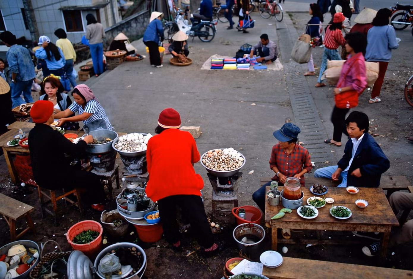 Cầu thang dẫn xuống chợ Đà Lạt (nay thuộc phường Xuân Hương - Đà Lạt) luôn gắn liền với hình ảnh những hàng quán buôn bán thức ăn. Khung cảnh này không khác nhiều so với hiện tại.