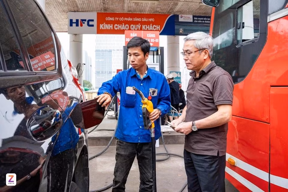 Nhu cầu tiêu thụ xăng dầu của người dân, doanh nghiệp có xu hướng tăng thời gian gần đây. Ảnh: Trần Hiền.