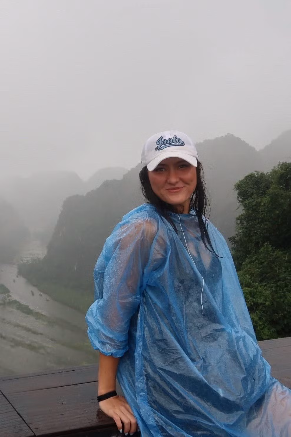 Rời Tràng An, Anna đến núi Ngọa Long, thuộc khu du lịch Hang Múa, cách trung tâm Ninh Bình khoảng 7 km. Từ chân núi, cô phải vượt gần 500 bậc thang để lên đỉnh núi rồi từ đây ngắm toàn cảnh Tam Cốc và dòng Ngô Đồng. Góc nhìn này cũng được nhiều du khách nước ngoài đánh giá cao, với cảnh quan được so sánh về độ ấn tượng với một số điểm ngắm từ trên cao khác tại Việt Nam như đèo Mã Pí Lèng (Tuyên Quang) hay Lìm Mông (Yên Bái cũ, nay thuộc tỉnh Lào Cai).