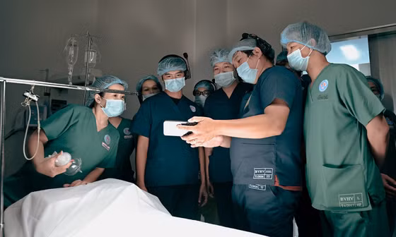 Chuyên trị các đề tài gai góc, đạo diễn Trần Thanh Huy chọn tái hiện ca cấp cứu nghẹt thở