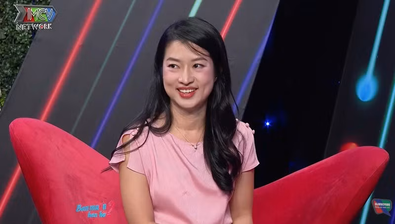 Tu Anh on a matchmaking show. (Image cropped from a video clip) anh-1.jpg