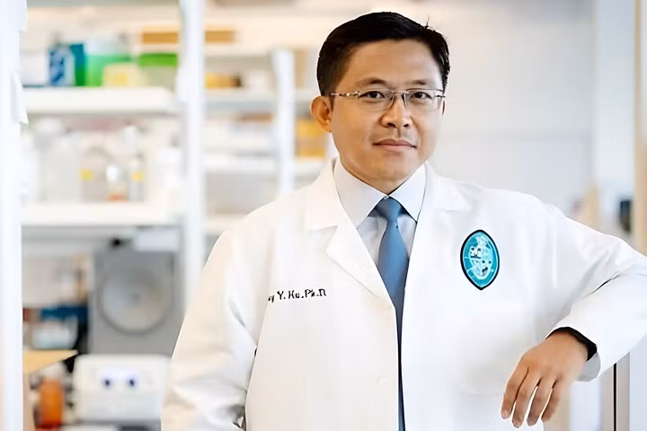 Nhà khoa học y sinh Hu Ye từng công khai bày tỏ về việc nguồn tài trợ của Viện Y tế Quốc gia Mỹ (NIH) bị đóng băng và cắt giảm, ảnh hưởng đến các dự án nghiên cứu của ông tại Mỹ. (Ảnh: SCMP)
