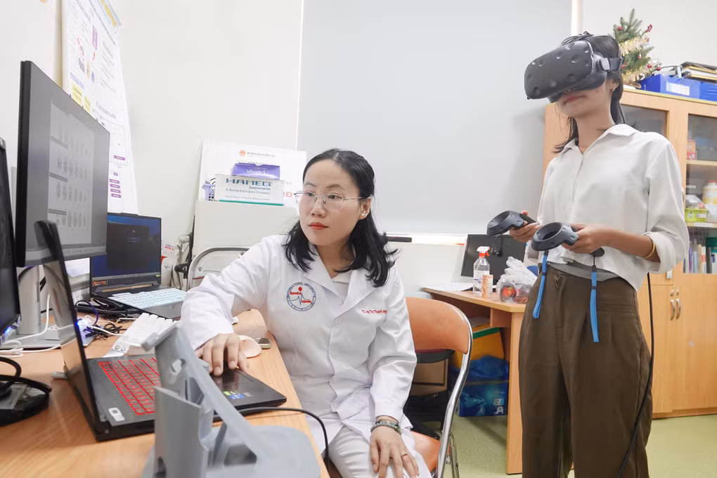 PGS. TS Hà Thị Thanh Hương được nhiều người nhắc đến như một nhà khoa học “đi đến đâu rinh giải đến đó”. Ảnh: Bích Ngọc