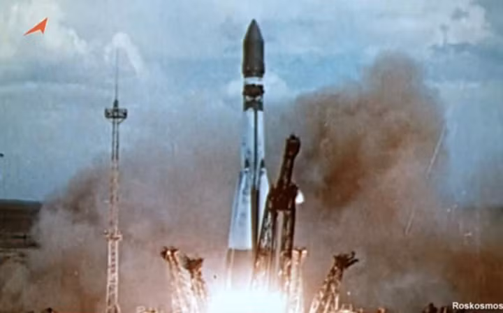 Vostok 6 được phóng lên mang theo nữ phi hành gia Tereshkova.