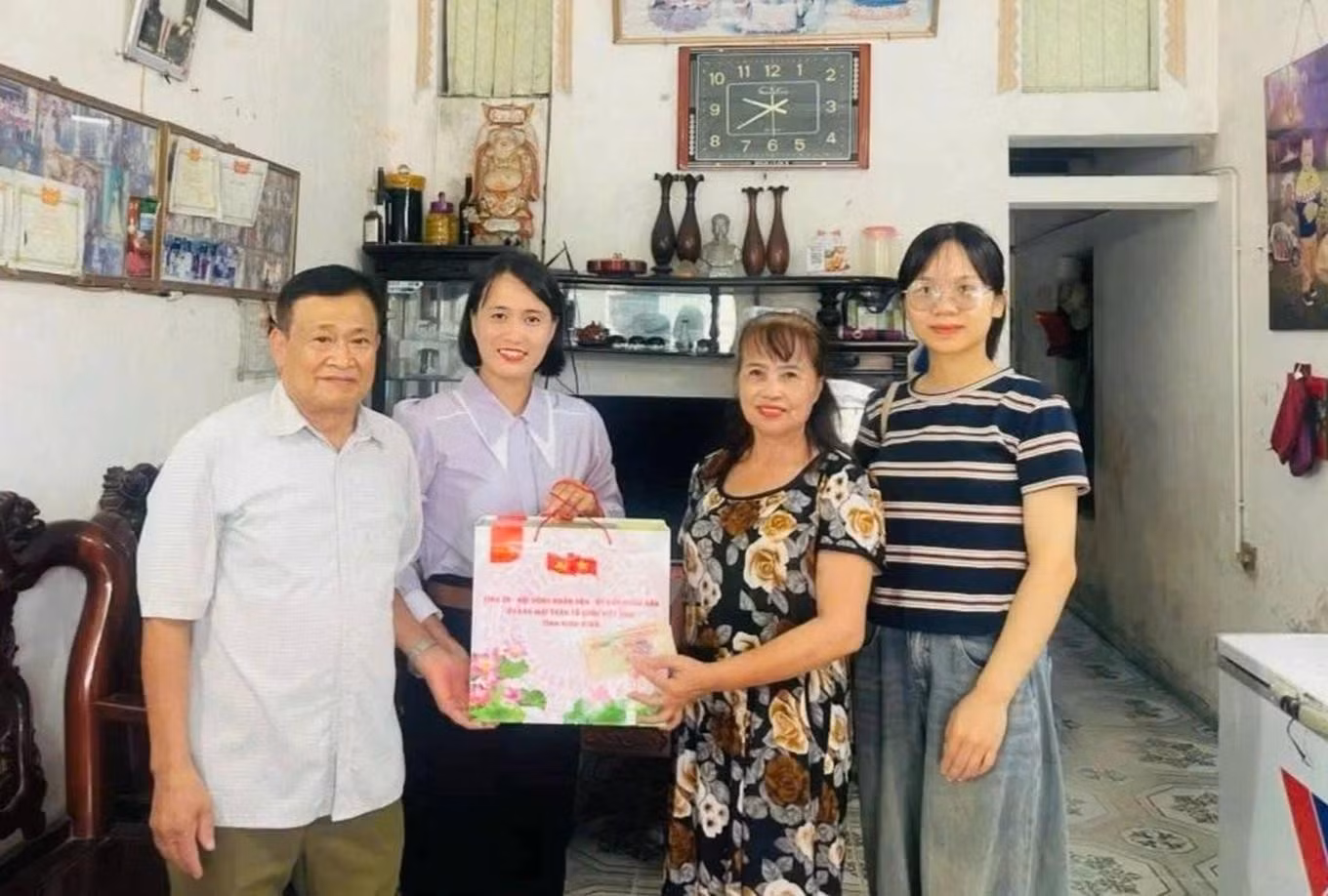 co-gai-lam-truong-thon-1-edited.jpg