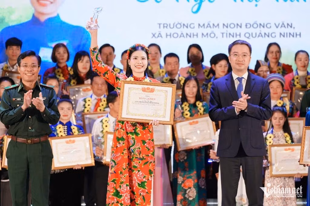 w-co-giao-ngo-thi-tam-don-nhan-bang-khen-cua-uy-ban-trung-uong-hoi-lien-hiep-thanh-nien-viet-nam.jpg