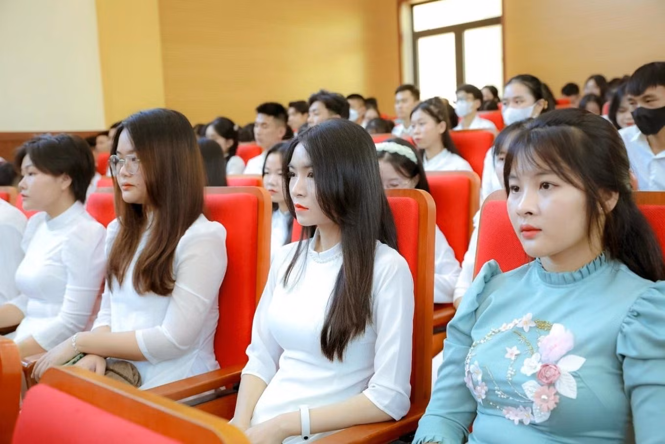 cac-sinh-vien-su-pham-cua-truong-dai-hoc-hong-duc-duoc-ho-tro-gan-90-ty-dong-tien-dong-hoc-phi-chi-phi-sinh-hoat-anh-dh-hong-duc.jpg