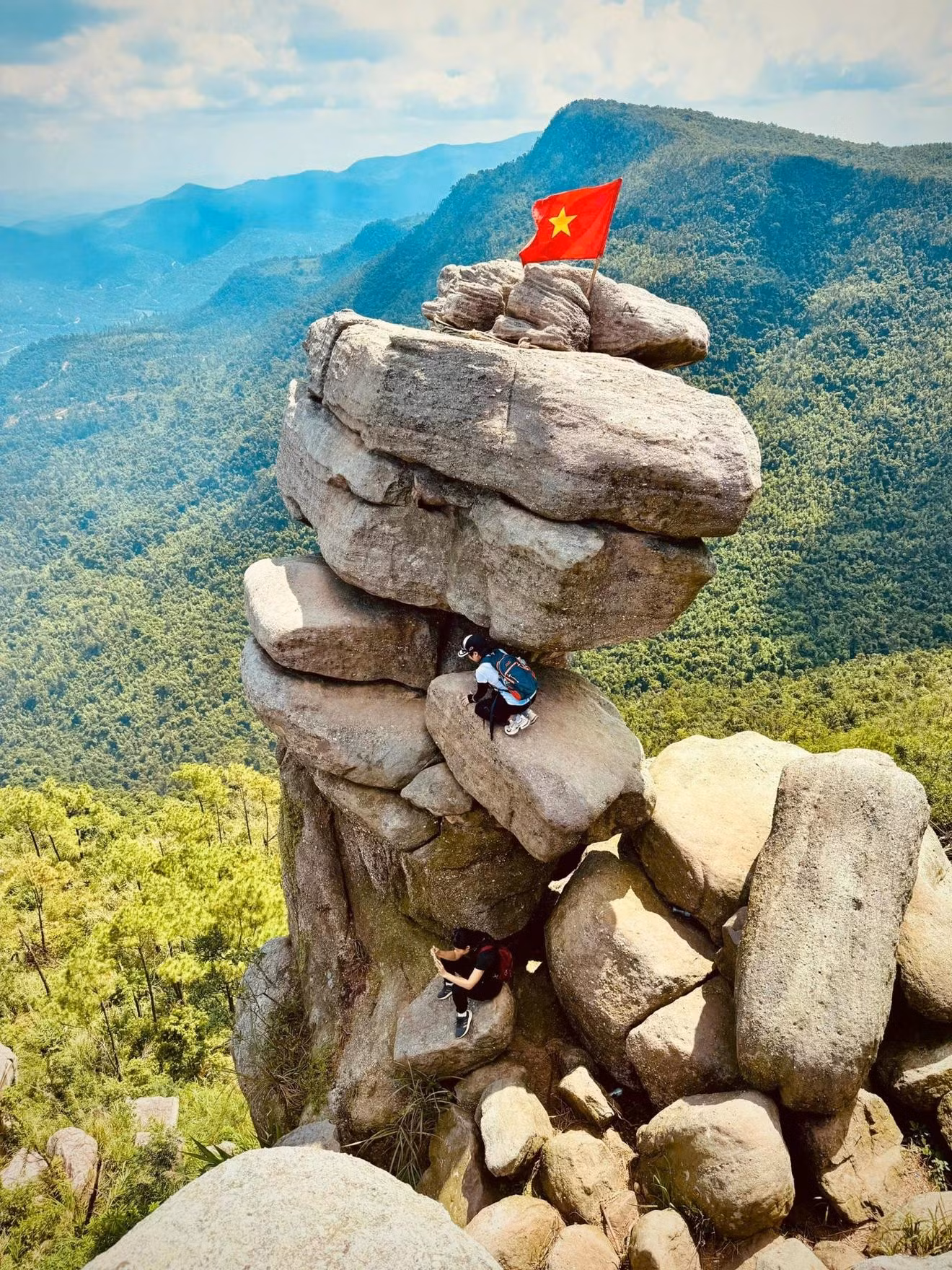 tranh-cai-nhom-khach-leo-len-tang-da-chenh-venh-nhu-sap-do-o-quang-ninhdocx-7703.jpg