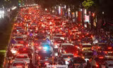 Mưa lớn nhiều tuyến phố Hà Nội ngập cục bộ, giao thông ùn tắc diện rộng