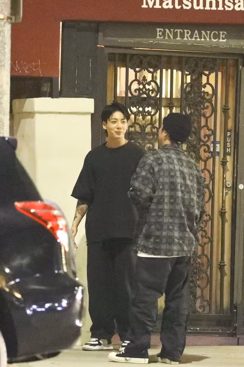 Jungkook bị phát hiện hút thuốc lá bên ngoài nhà hàng ở Los Angeles. Ảnh: Backgrid.