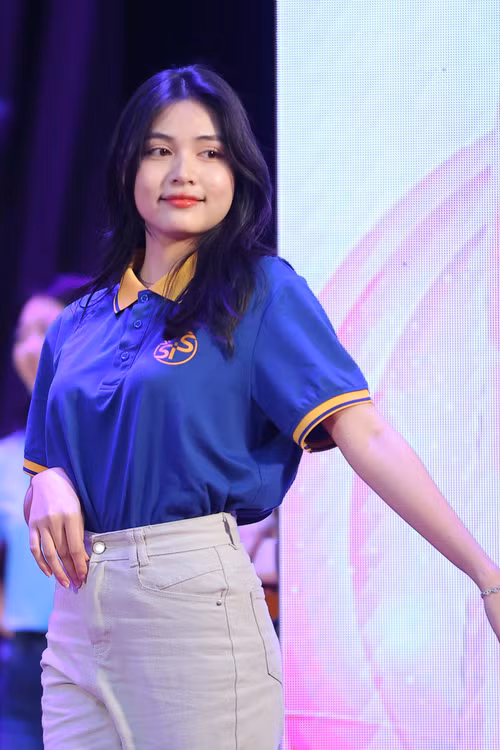 Hoa khôi Sinh viên thanh lịch SIS Shine 2024 Nguyễn Thị Hải Yến tham gia trò chơi trình diễn catwalk trên sân khấu Ngày hội tuyển sinh Hoa hậu Việt Nam 2024. Ảnh: Trọng Tài. Hoa khôi Sinh viên thanh lịch SIS Shine 2024 Nguyễn Thị Hải Yến tham gia trò chơi trình diễn catwalk trên sân khấu Ngày hội tuyển sinh Hoa hậu Việt Nam 2024. Ảnh: Trọng Tài.