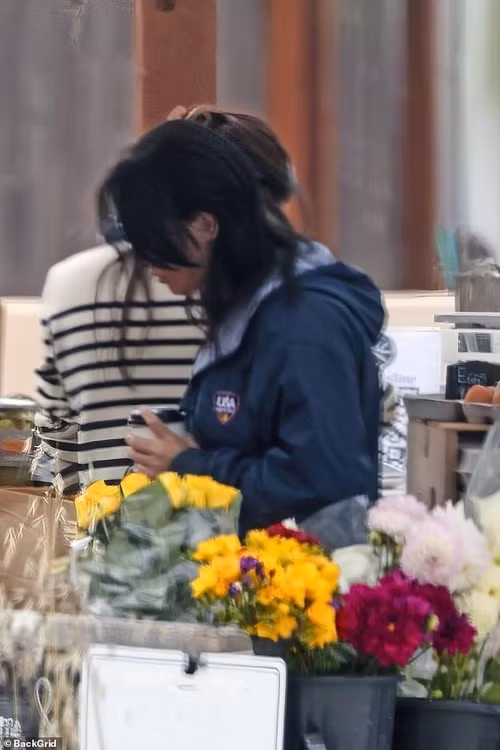 Meghan được cho là đi mua sắm nguyên liệu cho chương trình nấu ăn vào tháng 6. Ảnh: BackGird. Meghan được cho là đi mua sắm nguyên liệu cho chương trình nấu ăn vào tháng 6. Ảnh: BackGird.