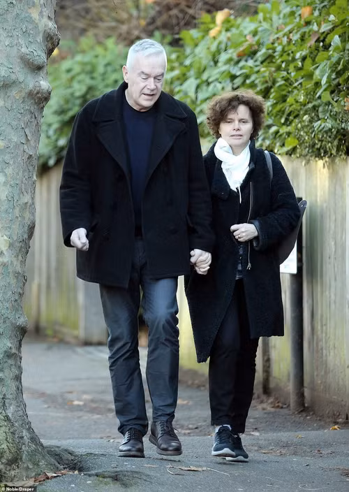 Huw Edwards và vợ Vicky Flind. Ảnh: Draper.