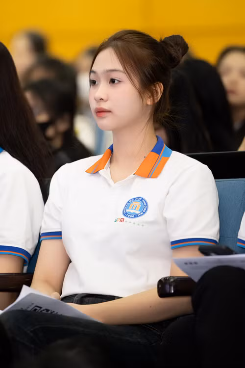 Lê Hoàng Khánh Linh tập trung lắng nghe nhà báo Phùng Công Sưởng và Hoa hậu Đỗ Thị Hà chia sẻ về cuộc thi Hoa hậu Việt Nam. Ảnh: BTC.