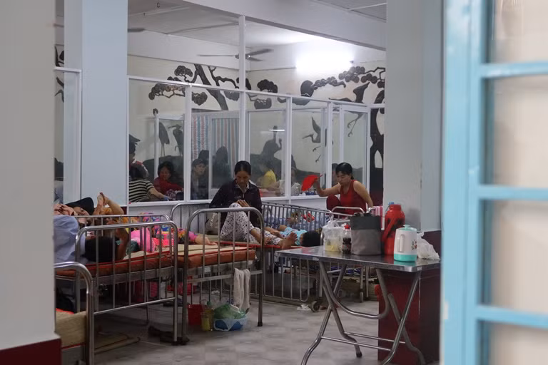 Trẻ mắc tay chân miệng đông, cải tạo căng tin làm nơi chữa bệnh ảnh 2